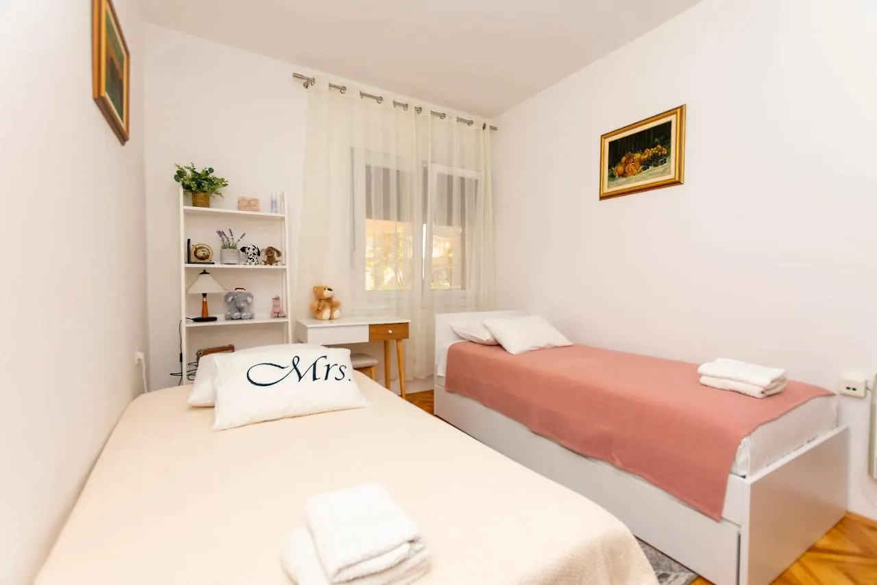 Apartment Tonia Kastela 0*,  Croatia